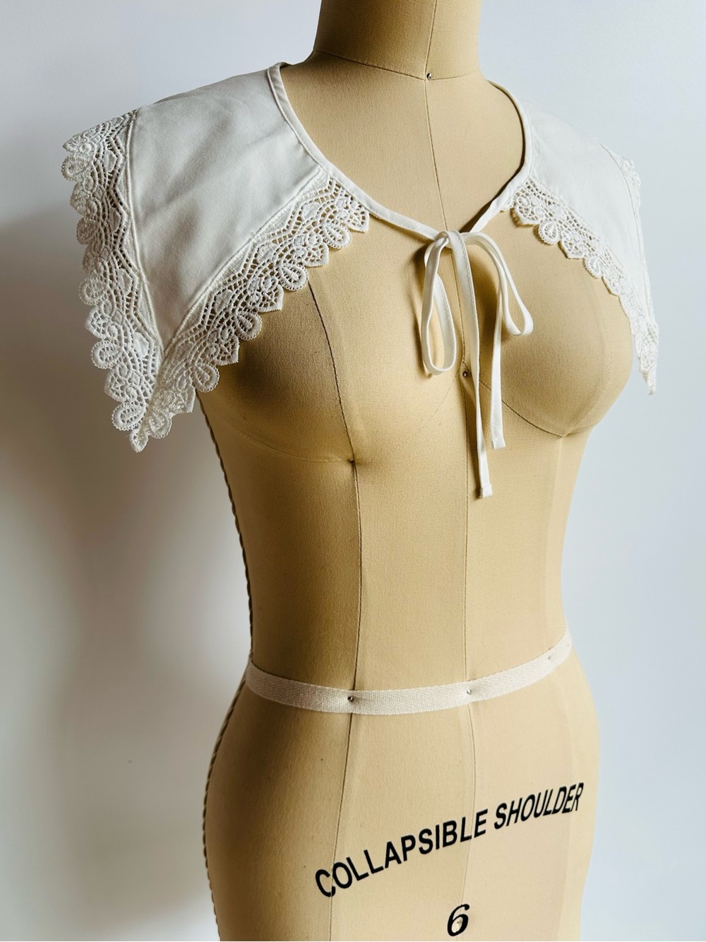Vintage White Lace Capelet Collar Tie Front Shoulder Cover Cottagecore Boho - Picture 3 of 10